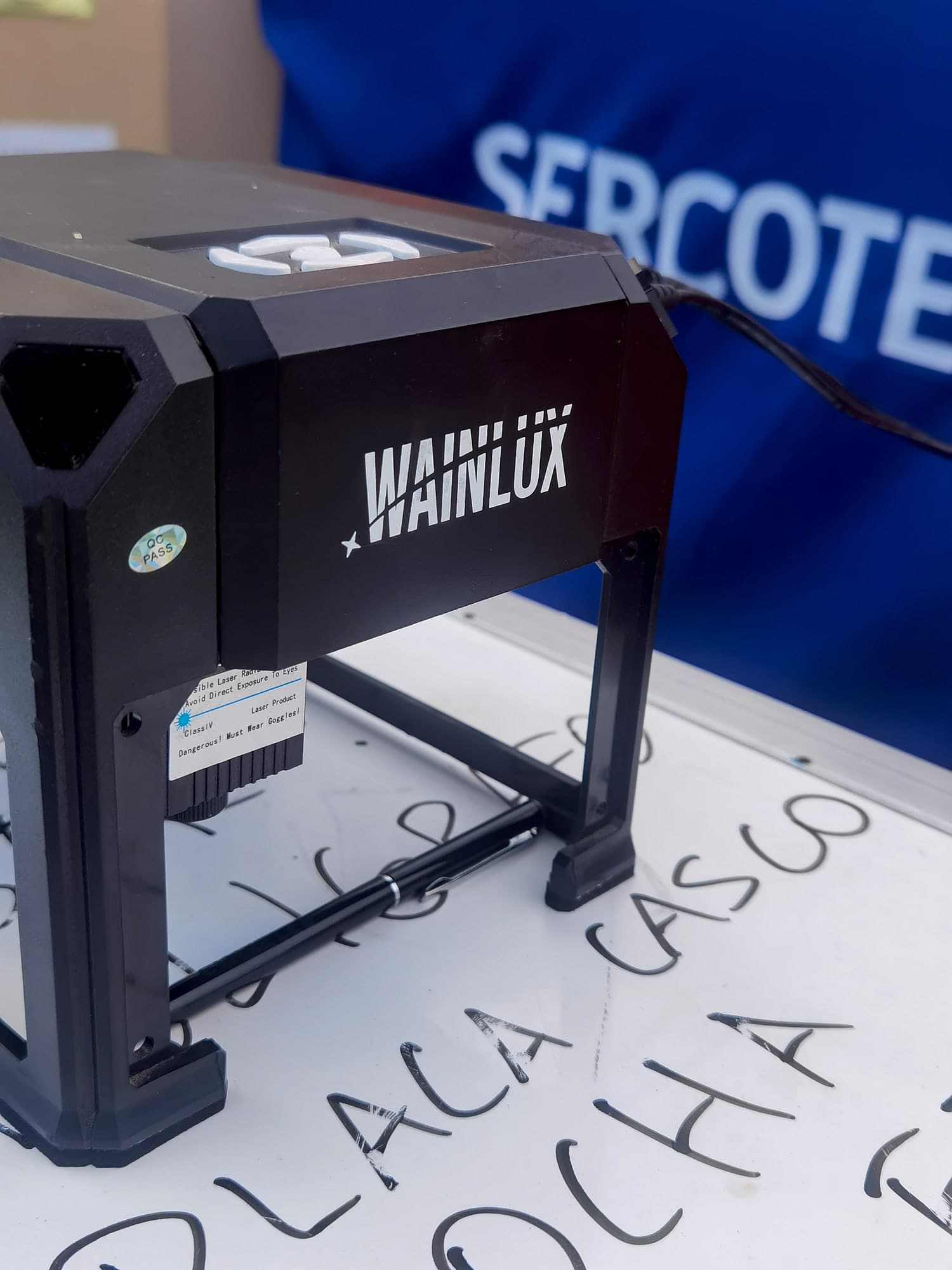 Máquina de grabado láser en exhibición