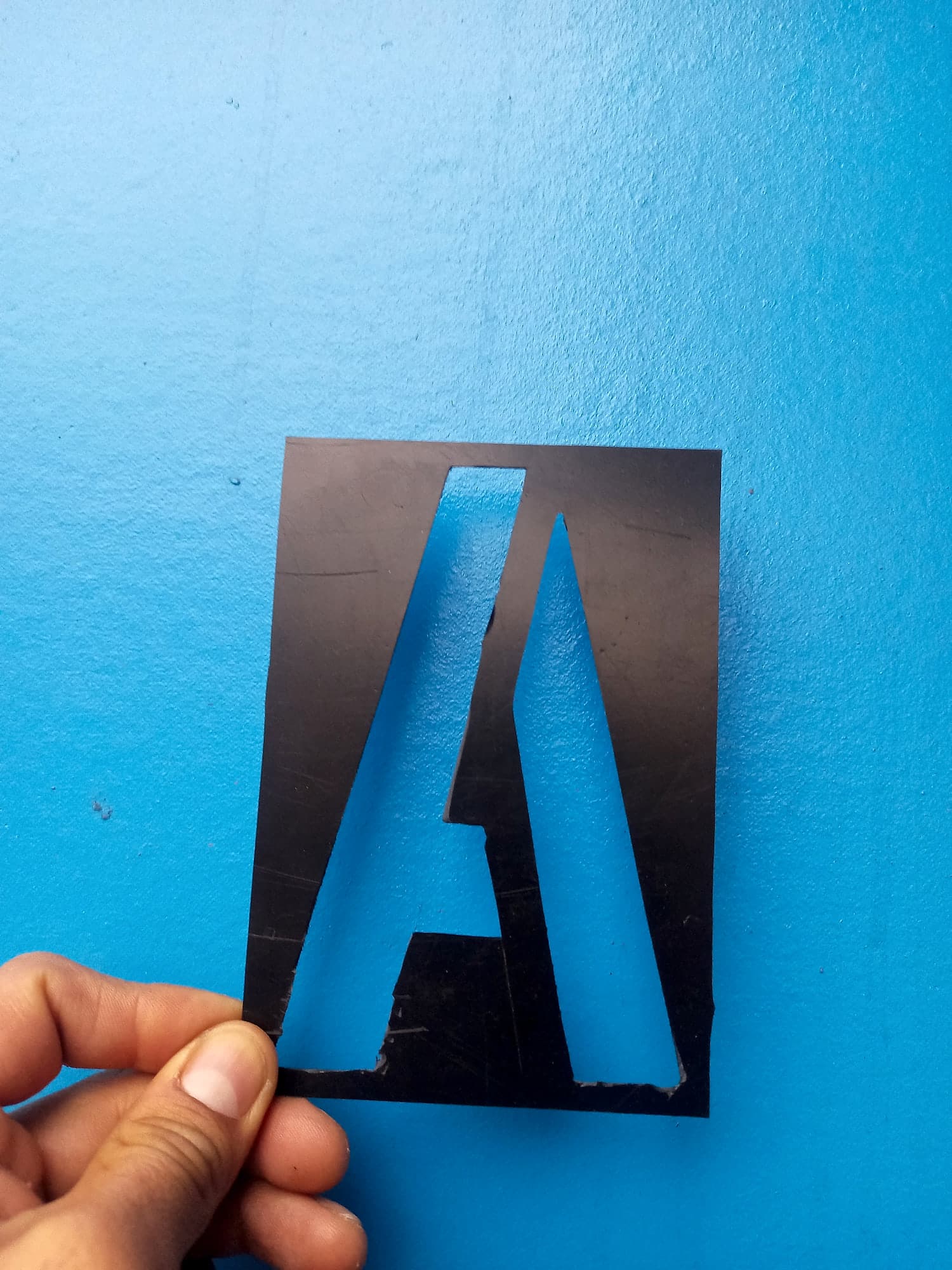 Plantilla de letras cortada en acero